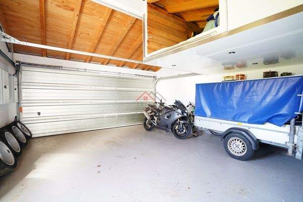große Doppelgarage mit Rolltor