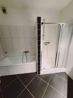 Wohnhaus - Wanne u. Dusche im Bad