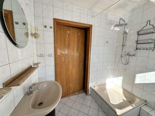 ...mit Dusche und Waschtisch