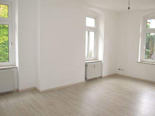 lichtdurchflutetes Wohnzimmer