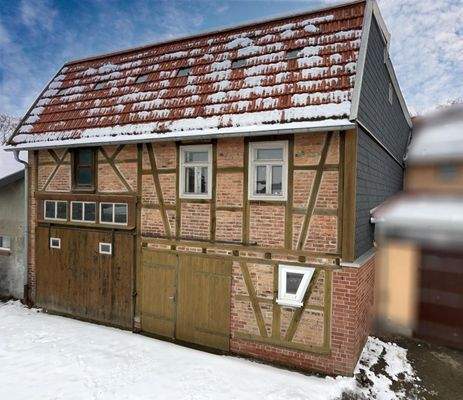 Rückansicht mit Zufahrt zu Garage und Innenhof