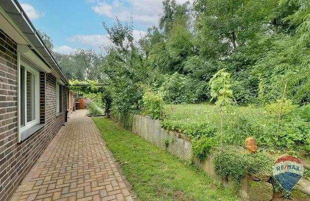 Weg am Haus zur zweiten Terrasse 