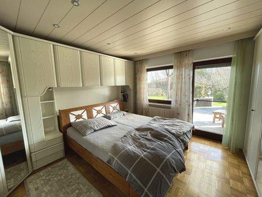 Elternschlafzimmer mit Zugang zur Terrasse und in den Garten