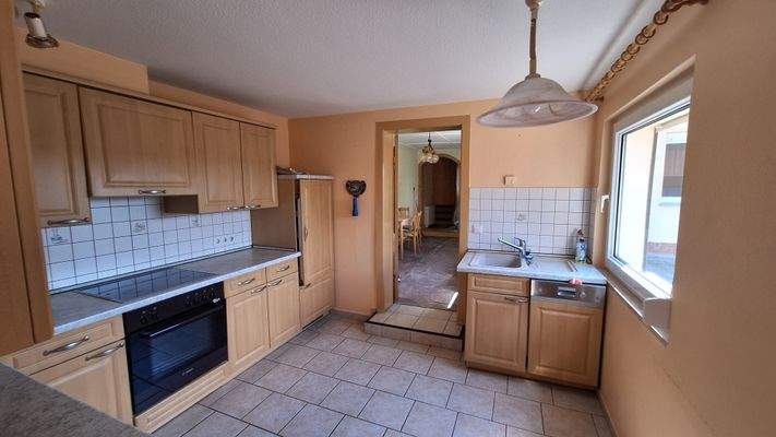 EG - Küche / mittig Tür zum Essbereich  5211.jpg