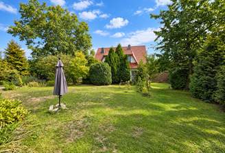 Garten mit Blick auf das Haus