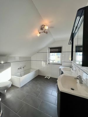 Bad mit Wanne und Dusche