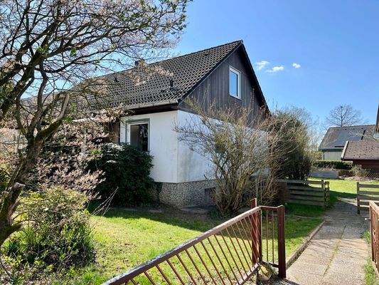 Hausansicht mit Gartenzugang