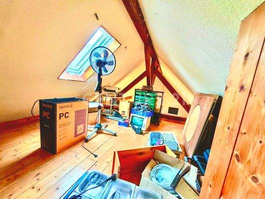 gemütlich und viel Stauraum bietet der ausgebaute Dachboden