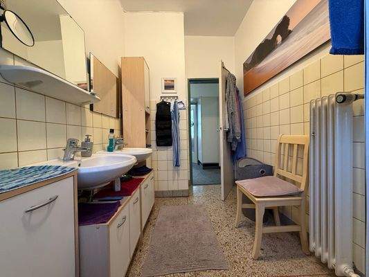 Badezimmer mit Dusche