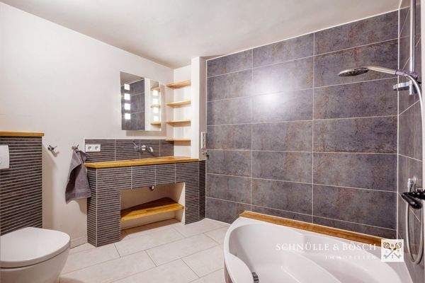 Das Badezimmer mit eingelassener Wanne