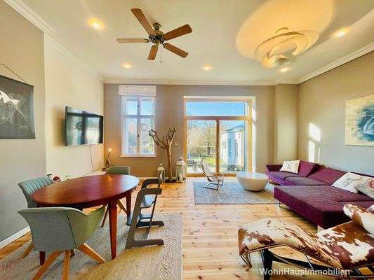 Vom Wohnzimmer geht der Blick in den Garten