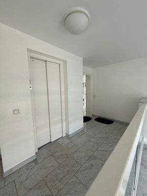 Flur Eingang mit Aufzug