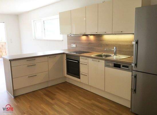 Moderne Küche mit allen Geräten