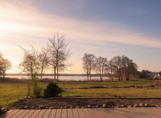 Seeblick mit Sonnenaufgang