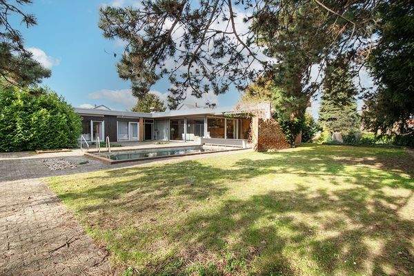 Rückansicht mit Pool