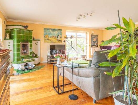 Wohnbereich mit Grundofen für zusätzliche, behagliche Wärme