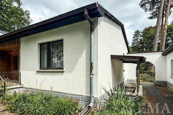 Teilansicht Haupthaus mit Kellerzugang