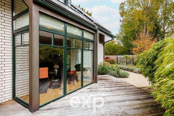 Terrasse mit verglastem Anbau