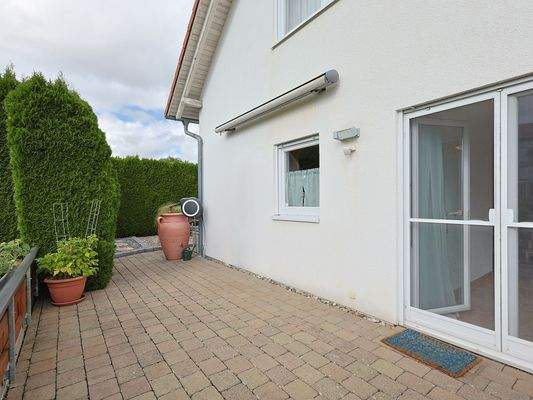 Sonnige Terrasse im Erdgeschoss