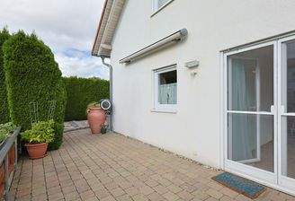 Sonnige Terrasse im Erdgeschoss