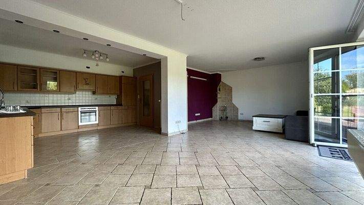 Wohnzimmer mit offener Küche