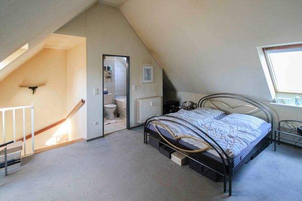 Schlafzimmer mit angrenzendem Bad