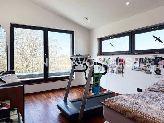 Kinderzimmer mit Balkonzugang im OG
