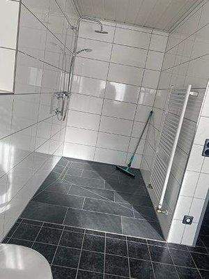 große begehbare Dusche, neu 2023