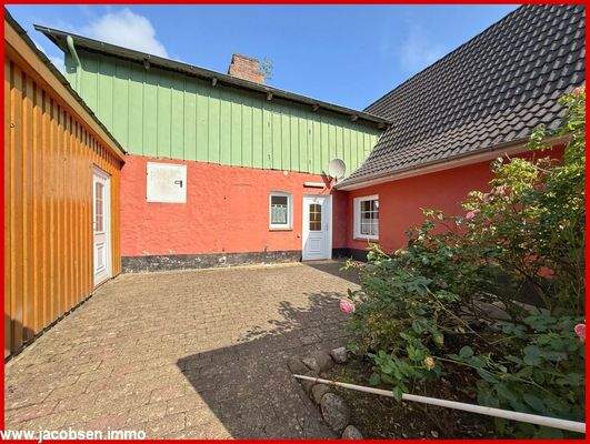 Innenhof mit Nebeneingang und Zugang zum Schuppen