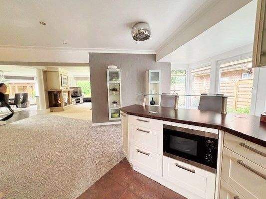 Küchenbereich, B3, offen zum Wohn-/Esszimmer.jpg