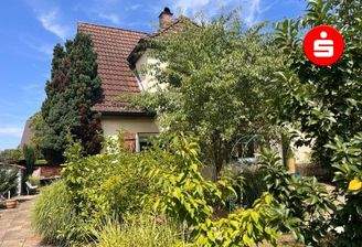 Hausansicht mit Garten