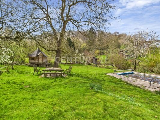 Wundervoller Garten mit Pool und Grillkota