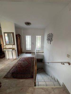 Diele mit Treppe ins UG