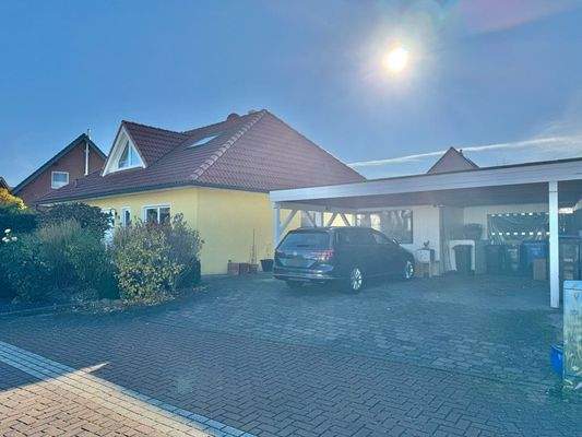 Seitenansicht mit Doppelcarport