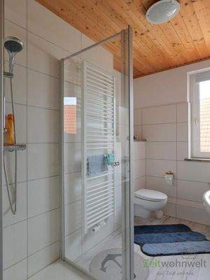 Dusche und Handtuchheizkörper