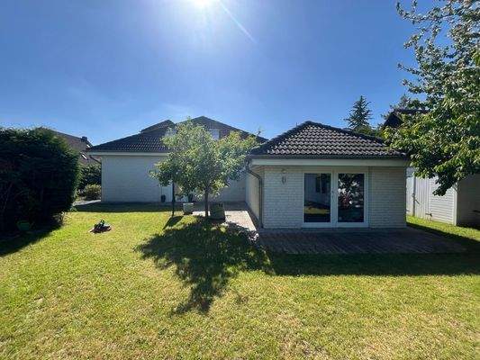 Hinteransicht mit Garten