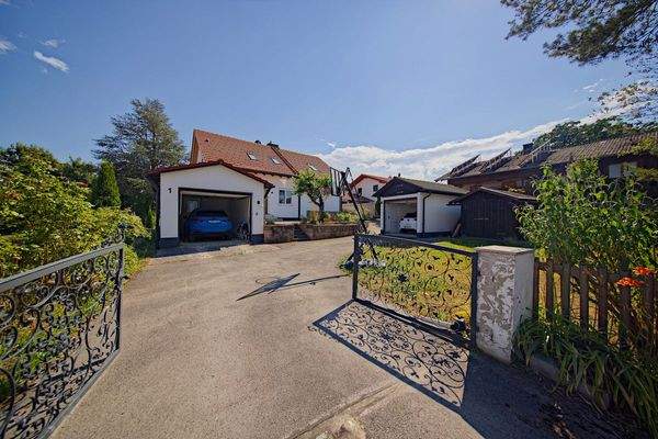 Einfahrt + 2 Garagen