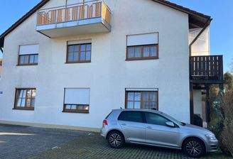 Außenansicht mit Stellplätze