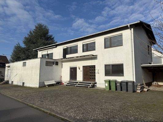 Frontansicht mit Parkfläche