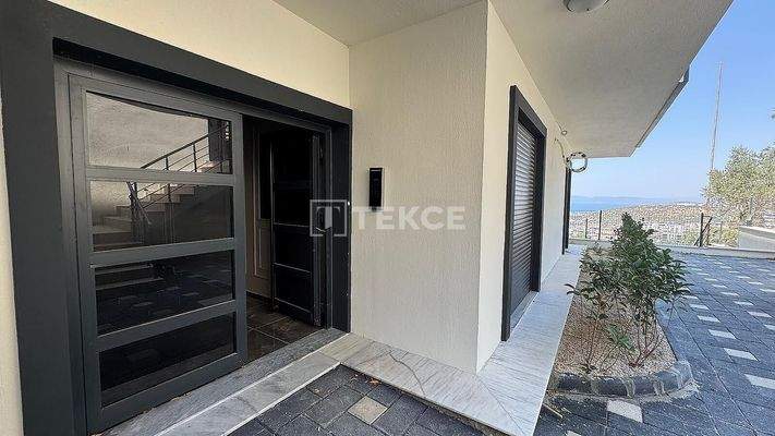 Sea-View Apartment in a Complex with Pool in Kuşadası