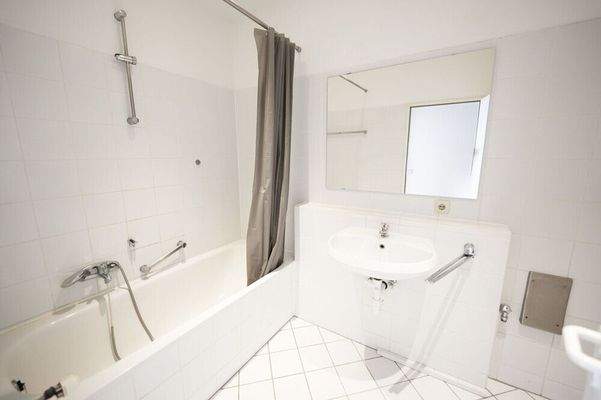 Modernes Bad mit Badewanne - Waschmaschinenanschluss vorhanden