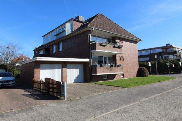 2 - Seiten- und Rückansicht mit Dachgaube und Balkon