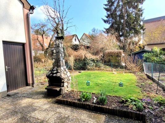 Blick von der Terrasse in den Garten