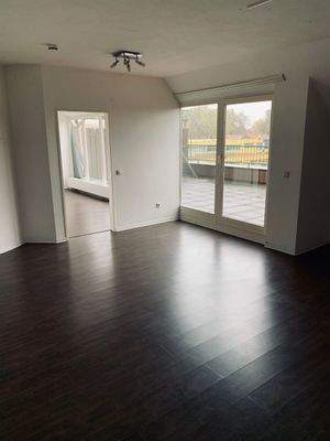 Leere Wohnung mit Balkon