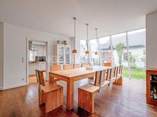 Sitz- und Essgelegenheiten mit Blick in den Garten und die Küche