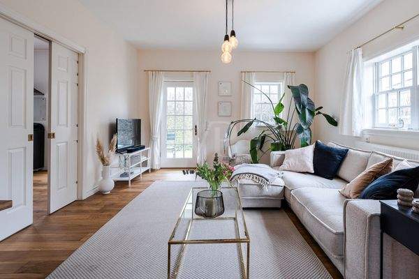 Lichtdurchflutetes Wohnzimmer