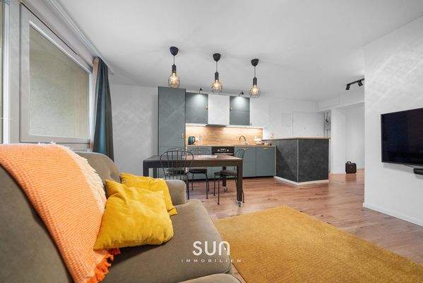 GEMÜTLICHER WOHN- UND ESSBEREICH 