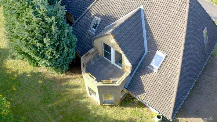 Blick auf das Haupthaus mit Erker und Terrasse