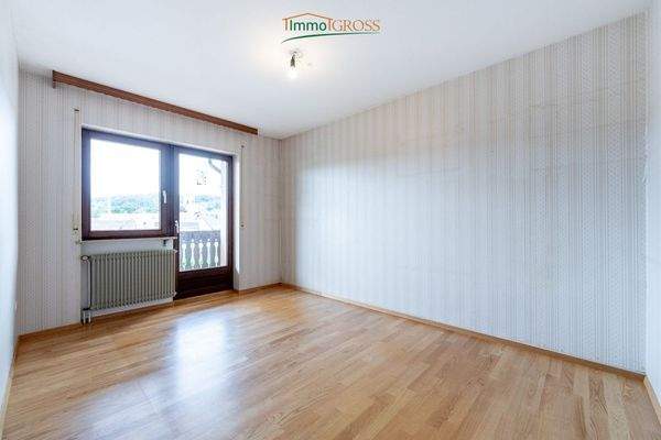 EG - Mögliches Büro mit Zugang zur überdachten Terrasse