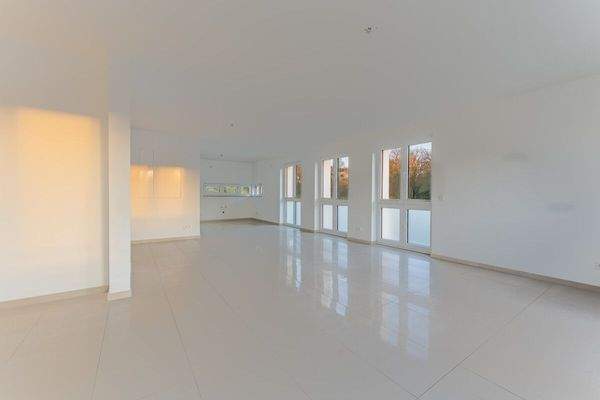 Blick aus dem Wohnbereich zur Küche